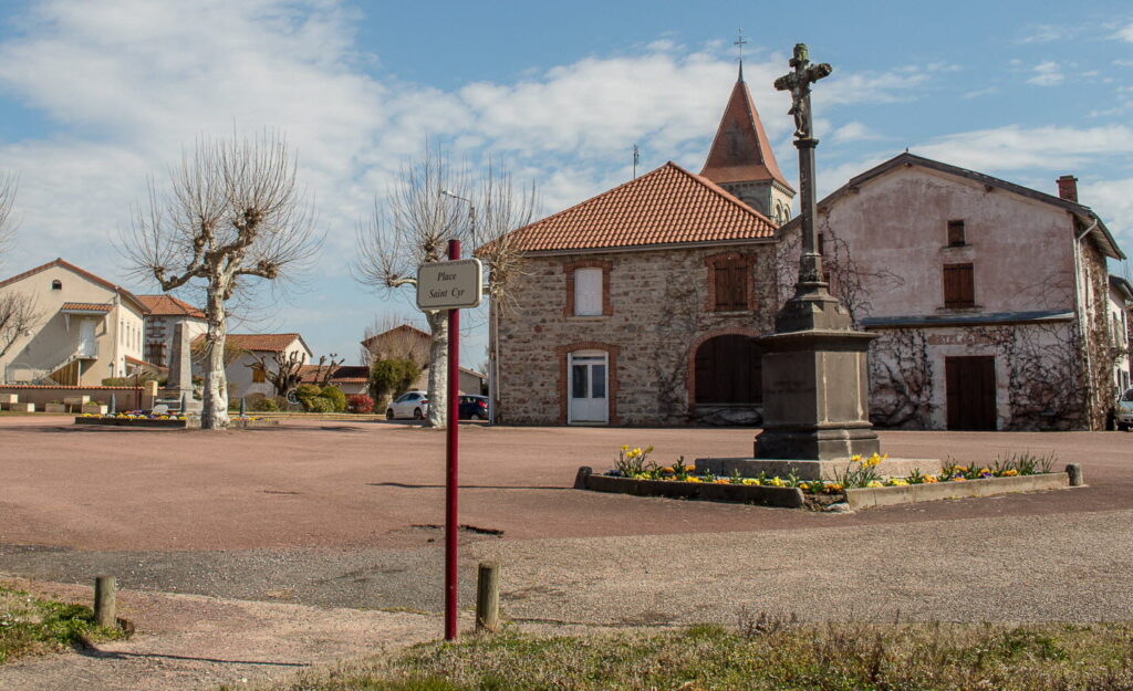 la-place-saint-cyr-devrait-etre-reamenagee-cette-annee-photo-jacqueline-couturier-1739292235